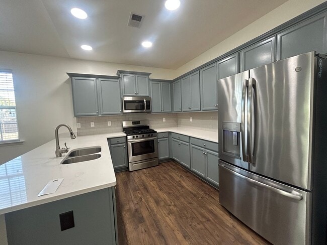 Building Photo - Bright and Spacious 3/2 Available Now!