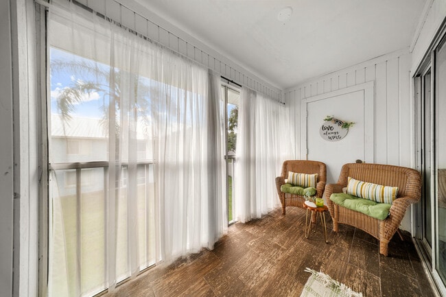 Building Photo - 197 SE Village Dr