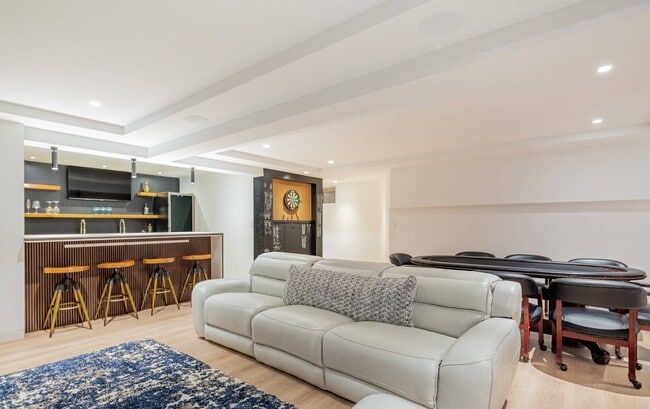 Building Photo - 89 Pantigo Rd