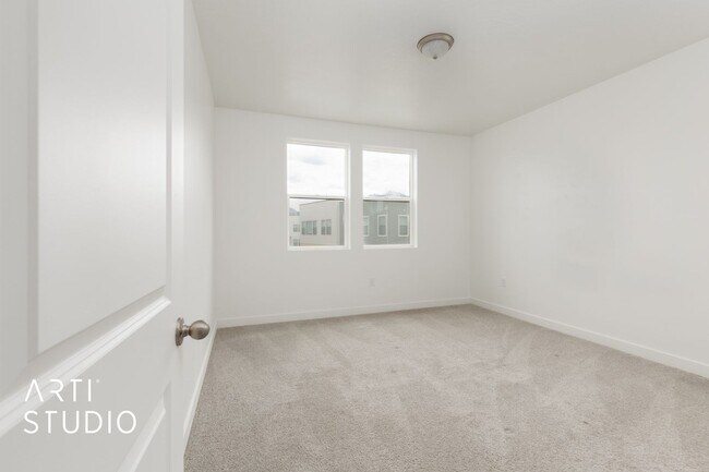 Building Photo - Modern Comfort in Midvale – 3 Bed, 2 Bath ...