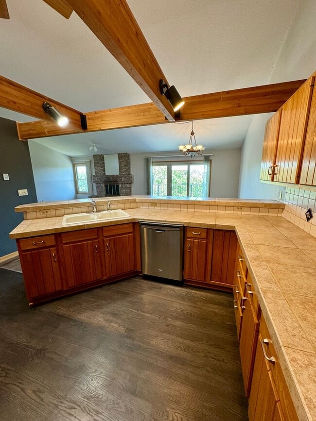 Building Photo - Well Maintained 3 bedroom end unit Townhom...