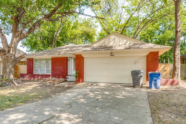 Building Photo - Spacious 3/2 with fenced yard, laundry roo...