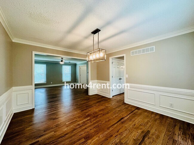 Building Photo - Wonderful Belton Home w/ Wood Floors, Finished Basement and Fenced Yard!