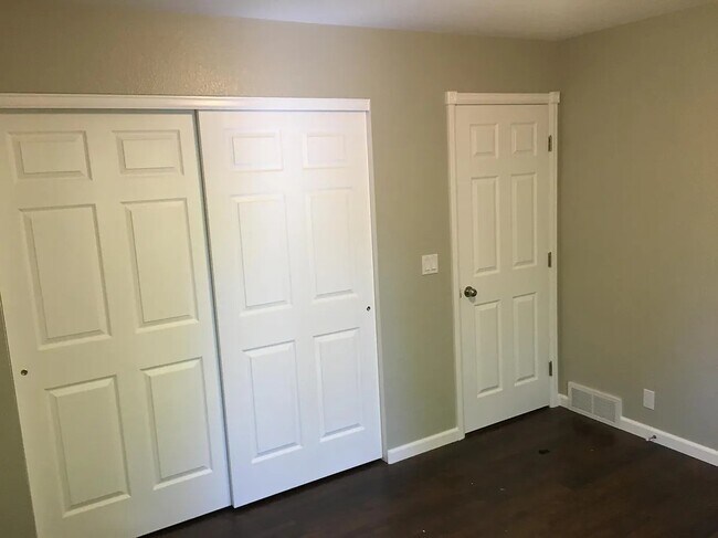 Building Photo - 862 Charter Oak Ct