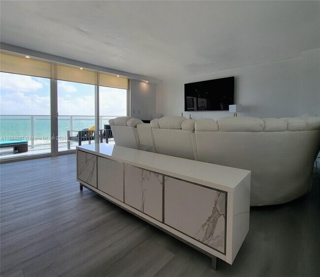 Building Photo - 2030 S Ocean Dr