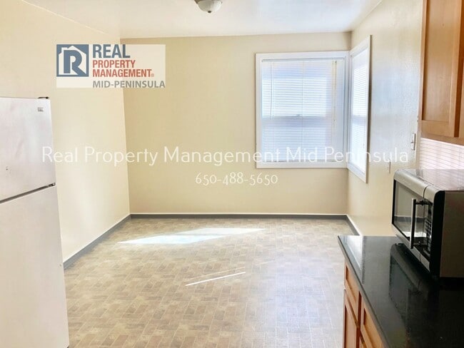 Building Photo - 2 Bedroom Apartment with covered car garage
