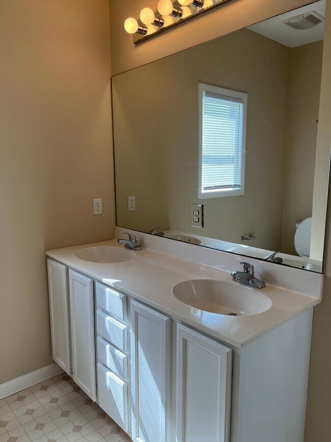 Building Photo - Newly Updated Townhome in Olde Town Village, Bluffton