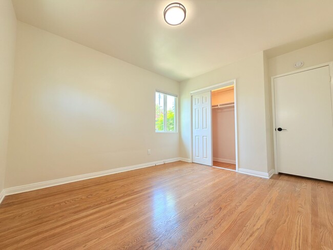 Building Photo - Beautiful Winnetka Home with Hardwood Floo...