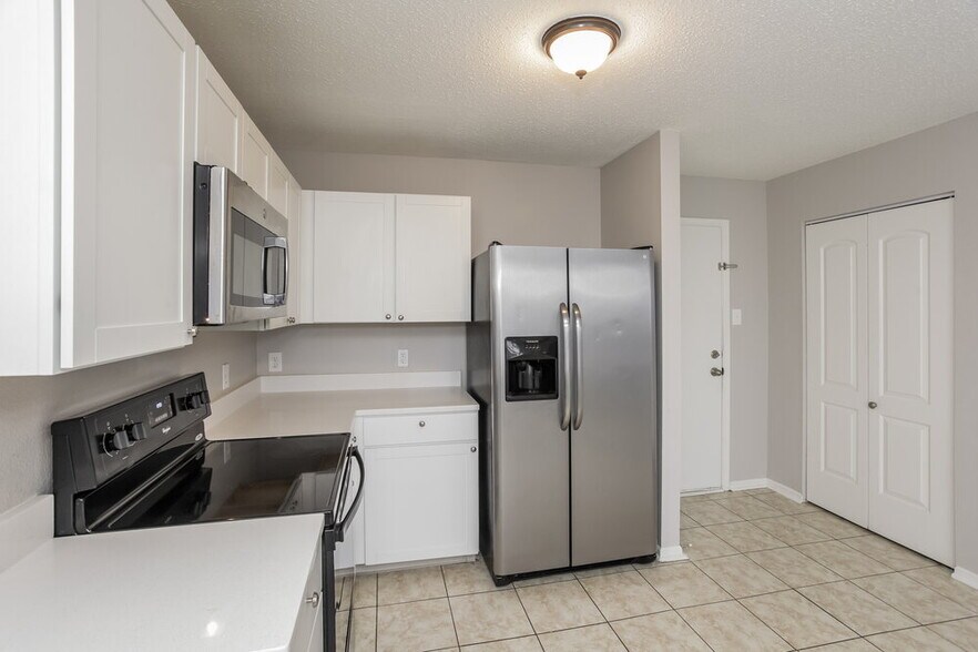 Building Photo - 7905 States Bend Dr