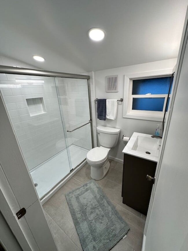 Building Photo - Cozy  3Bd duplex with utilities included! Available now! Call me today