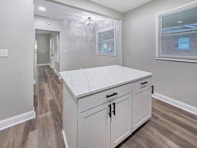 Building Photo - Beautifully Renovated 4 Bedroom Home in th...