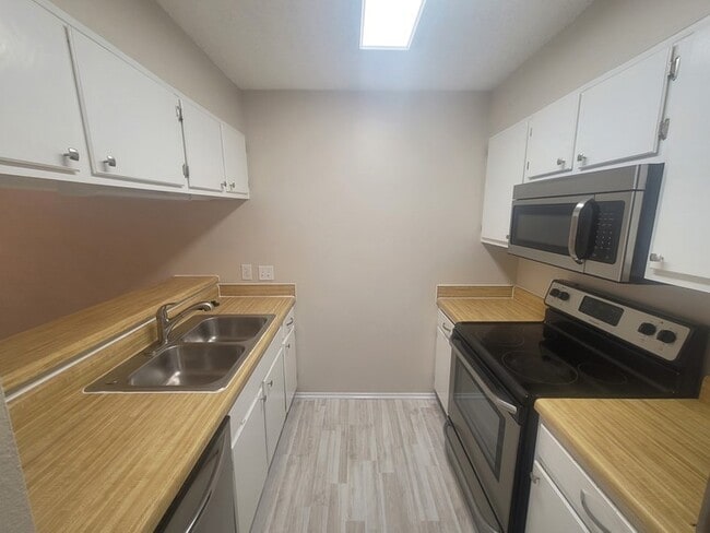 Building Photo - 7076 N Holiday Dr