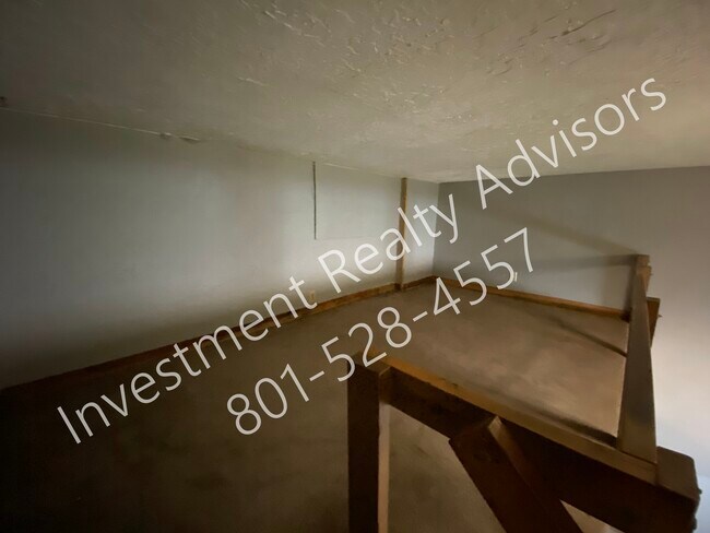 Building Photo - 222 W Broadway-N