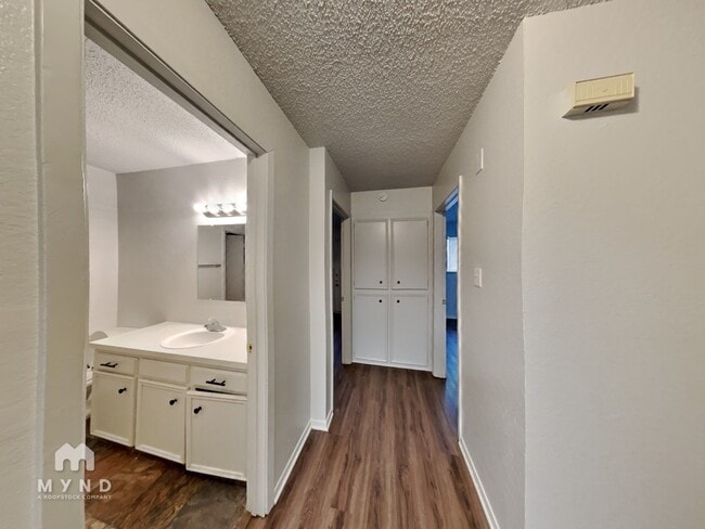Building Photo - 1303 1/2 Berry Dr Apt A