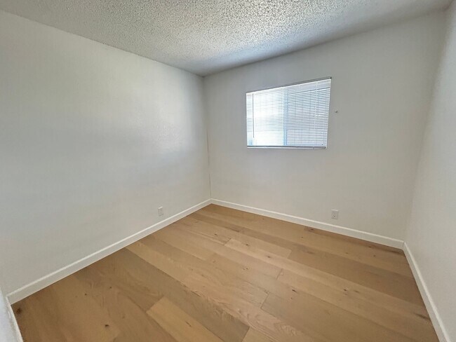 Building Photo - No HOA! 3 Bedroom 2 Bathroom House!