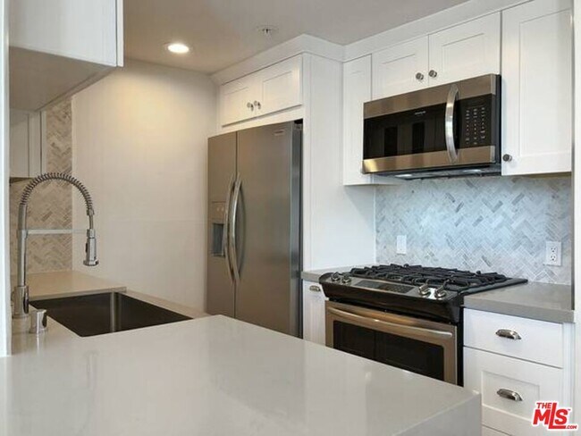Building Photo - 301 S Swall Dr