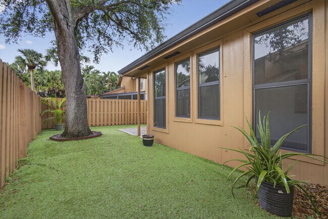 Building Photo - 323 Sandtree Dr