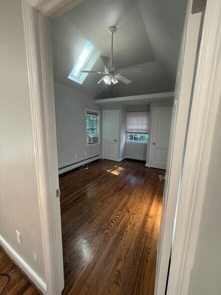 Building Photo - 8 E Woodbound Dr