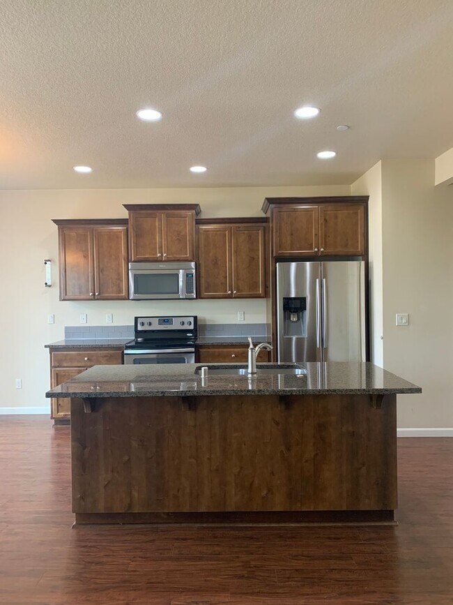 Building Photo - Beautiful Craftsman Style Home! 2 Car Garage! Gas Fireplace and Granite Counter Tops! Attached Ga...