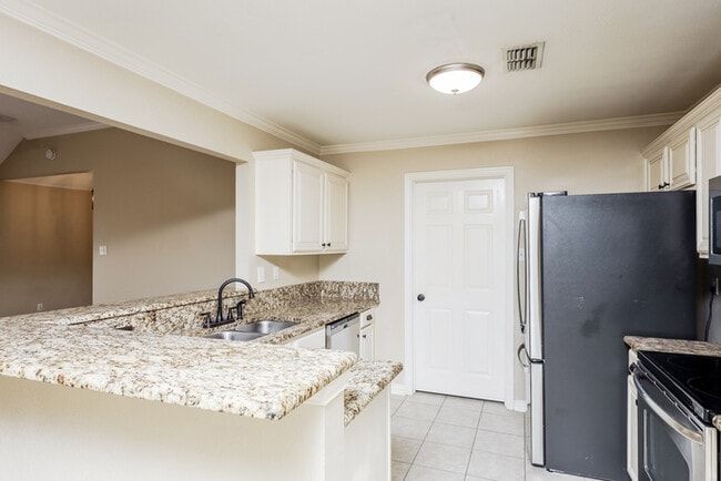 Building Photo - 3000 Huntington Ct