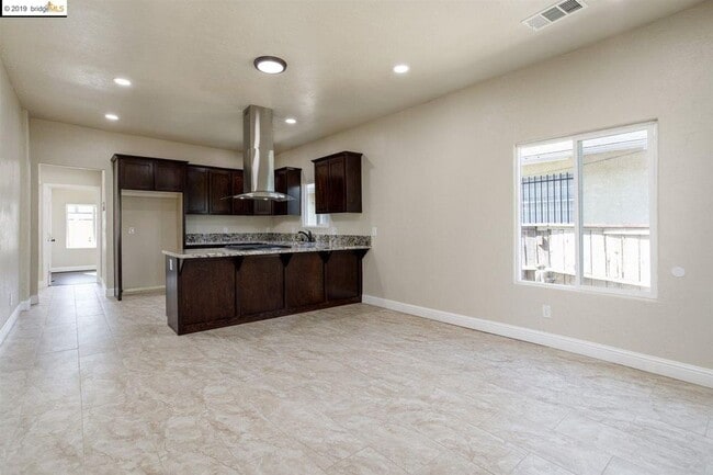 Building Photo - 106 Chanslor Ave