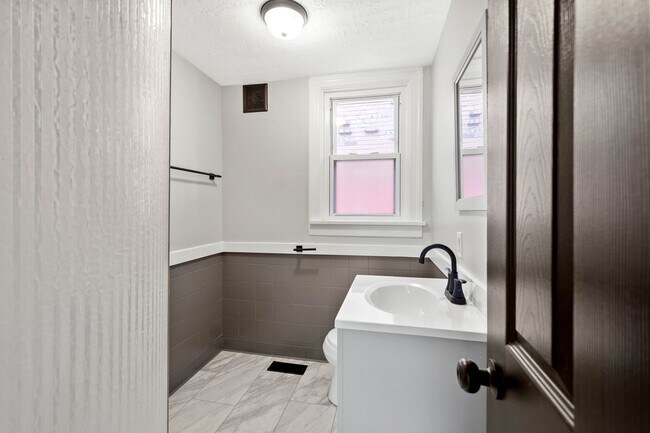 Building Photo - Stunning 3 bedroom home in Carrick available May 15!