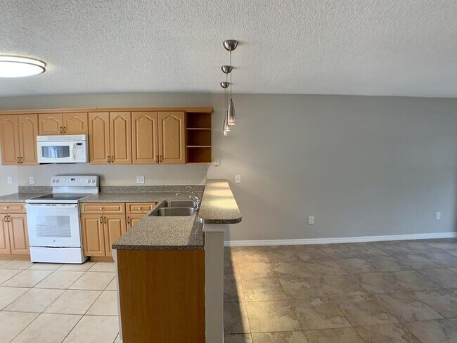 Building Photo - 3651 N Goldenrod Rd
