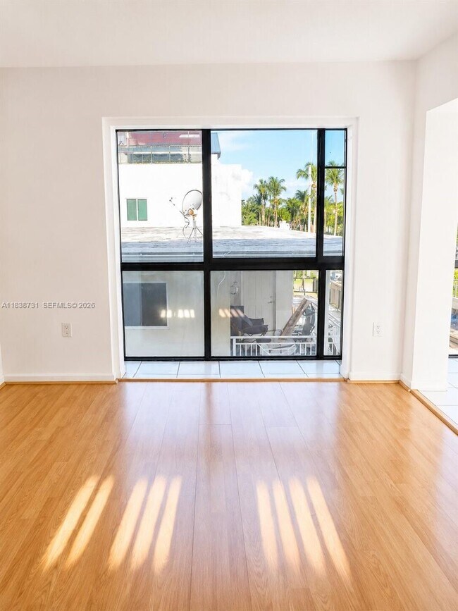 Building Photo - 3862 NE 171 St