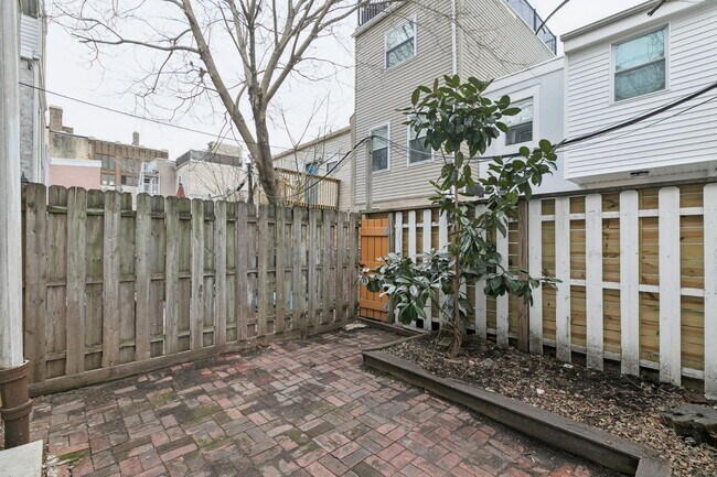 Building Photo - 1228 Catharine St