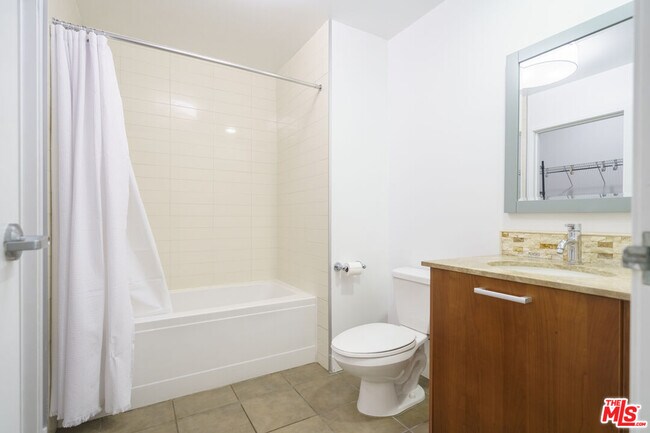 Building Photo - 645 W 9th St