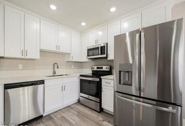 Building Photo - 1205 N Buffalo Dr