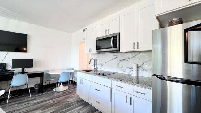 Building Photo - 611 Destiny Dr
