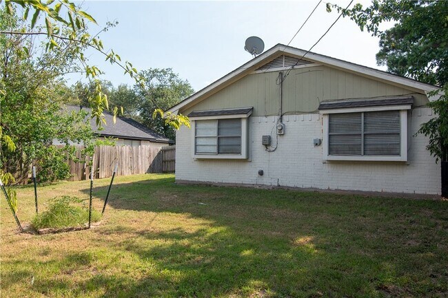Building Photo - 3213 Heatherwood Dr