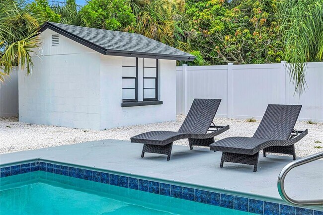 Building Photo - 1921 Fern Ave