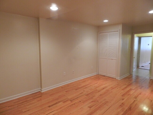 Building Photo - Beautiful 1 BR w/ in unit WASHER / DRYER a...