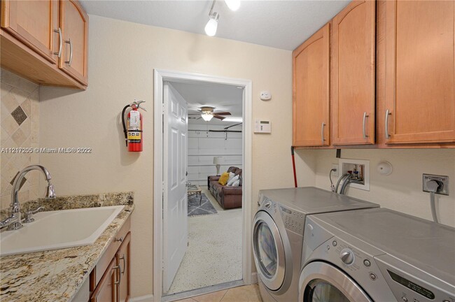 Building Photo - 2450 SW Dalpina Rd