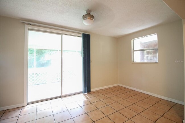 Building Photo - 350 Bonnyview Dr