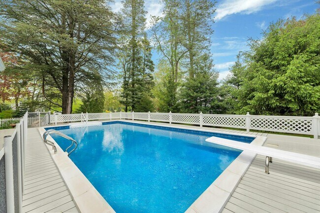Building Photo - 110 Sleepy Hollow Ln