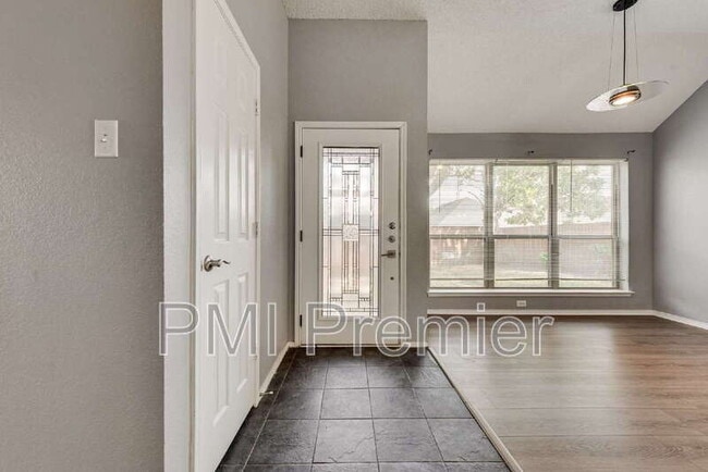 Building Photo - 1220 Royal Crescent Dr