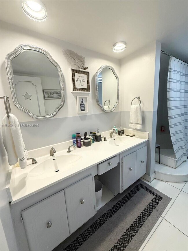 Building Photo - 1833 S Ocean Dr