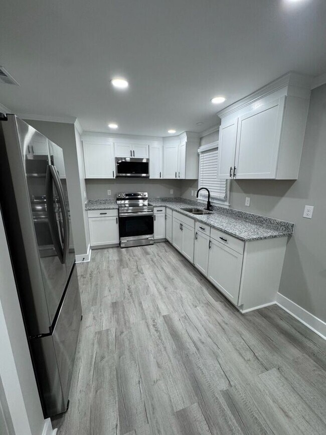 Building Photo - 2BR SFR with Updated Kitchen in Charlotte 28210