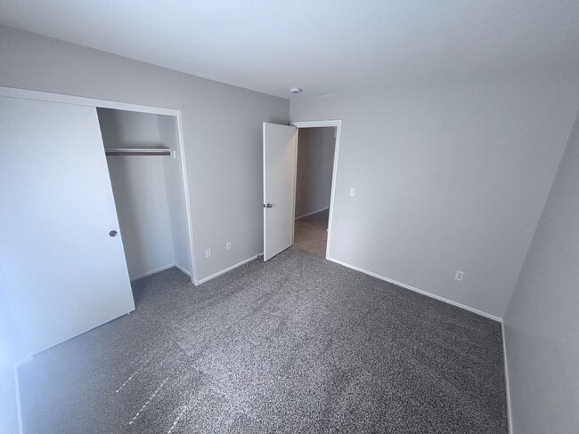 Building Photo - GREAT SINGLE STORY WITH 3 BEDS & 2 BATHS IN GATED COMMUNITY!