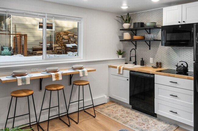 Building Photo - Stylish & Turnkey Furnished 2-BR Daylight Basement Apartment – Utilities + Wi-Fi Included