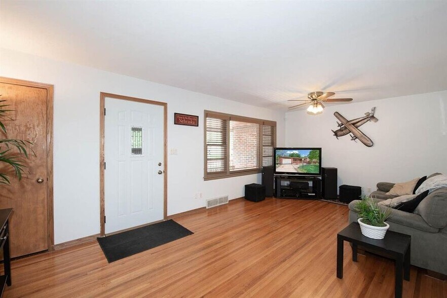 Building Photo - 368 N Hillcrest St