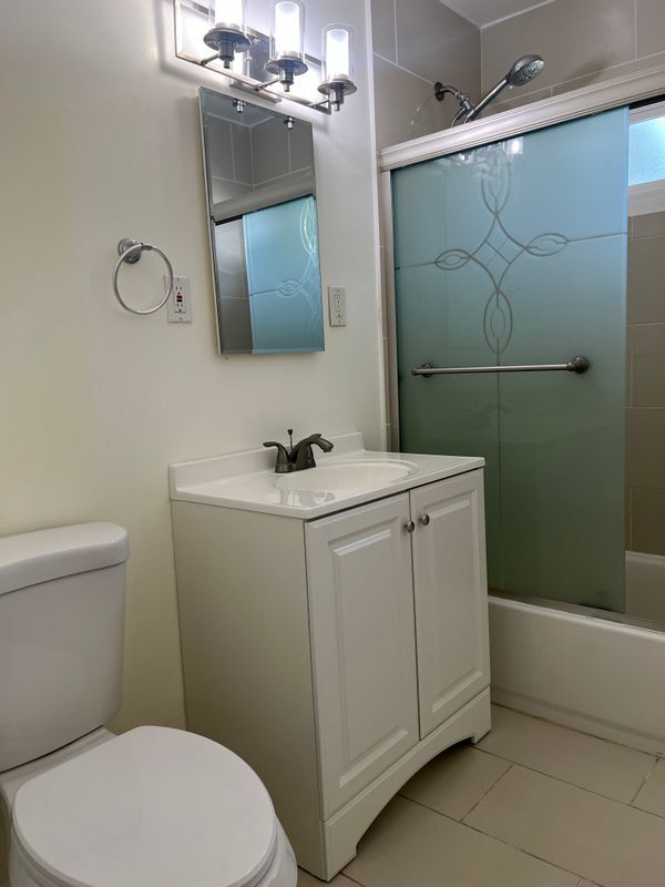 Building Photo - 1728 Larchwood Ave