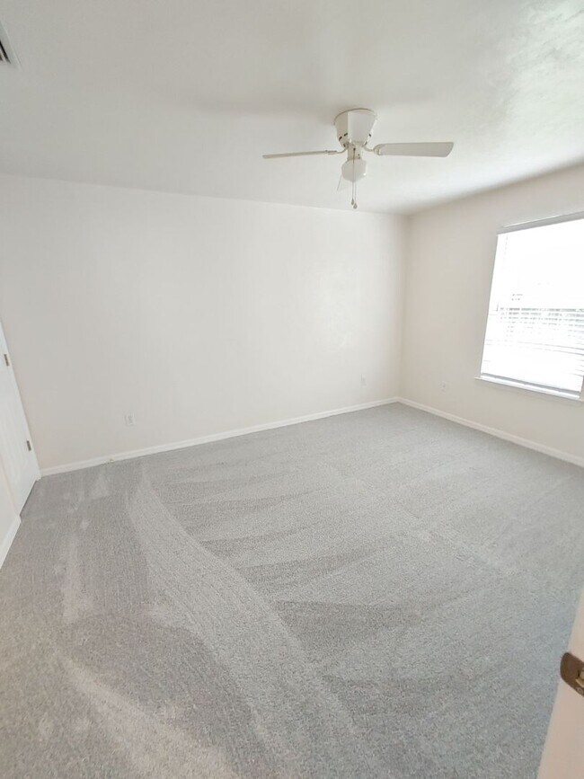 Building Photo - * PRICE DROP * 2/2 House with Garage in Pa...