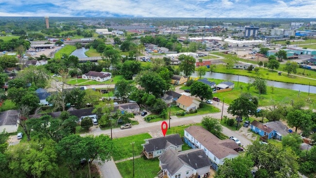 Building Photo - 201 W Pitts Ave