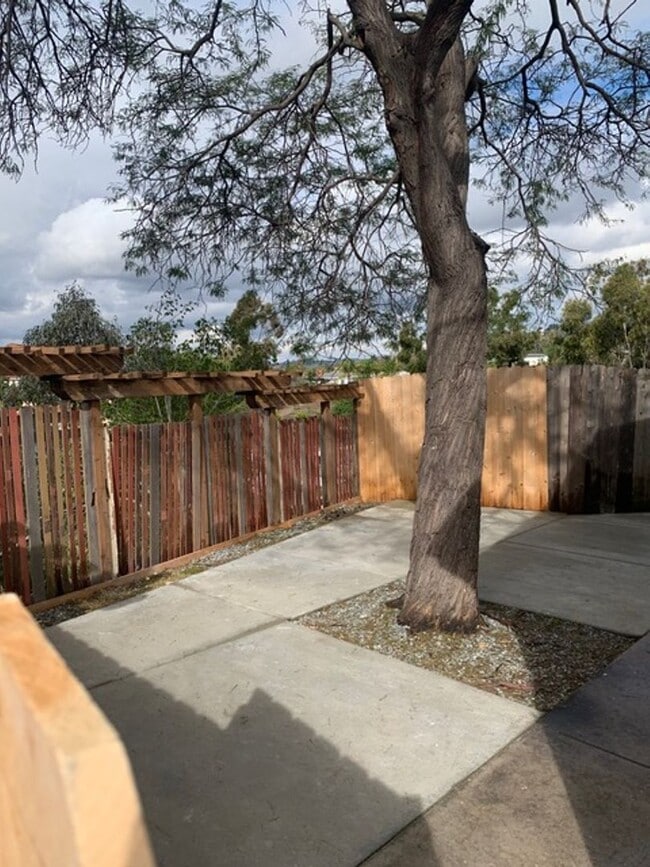 Building Photo - 2 bed 1 Bath on Adobe (Lease out, pending signatures. Check back in a few days!)