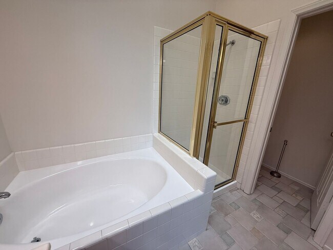 Building Photo - LOCATION LOCATION!! 4BR/3BA Townhome in De...