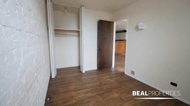 Building Photo - 2 bedroom in CHICAGO IL 60657